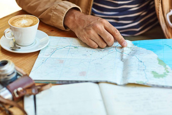 小镇无法辨认的旅游地图旅行期刊享受咖啡咖啡馆