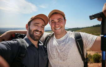 朋友兄弟徒步旅行者采取自拍徒步旅行在户外自然分享经验社会媒体活跃的适合运动但图片照片徒步旅行