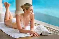 治疗一天休闲奢侈品年轻的女人relaxingnext池水疗中心