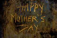 快乐母亲的一天写粗糙的墙黄色的粉笔