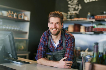 订单肖像年轻的咖啡师工作计数器咖啡商店