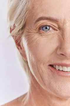 美护肤品高级脸模型显示健康健康青年工作室白色背景肖像自然护理快乐上了年纪的女人发光的美丽的微笑