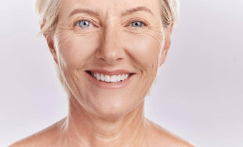 肖像快乐高级女士脸工作室模型背景健康的自然成熟的模型光滑的皮肤感觉辐射新鲜的医疗保健护肤品化妆品例程