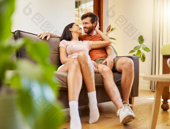 快乐浪漫夫妇放松在室内成键会说话的沙发年轻的丈夫妻子<strong>分享</strong>亲密的时刻享受谈话的关系自由首<strong>页</strong>