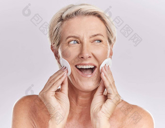 高级女人护肤品脸产品剂化妆清洁美模型化妆品棉花垫工作室模型背景快乐女人脸头像皱纹皮肤护理