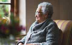 快乐上了年纪的女人窗口思考记忆养老金领取者退休生活方式概念