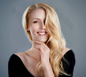 信心匹配美工作室肖像有吸引力的年轻的女人美丽的长金发女郎头发摆姿势灰色的背景