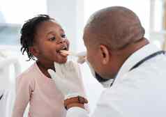 孩子们医生舌头喉咙考试医疗保健医院健康房间医疗咨询诊所医学工人员工男人。信任支持女孩科维德口分析