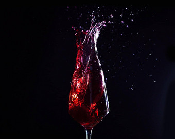 酒酒精喝玻璃飞溅黑色的工作室背景庆祝活动干杯餐厅烤面包变焦红色的有创意的纹理水果饮料液体运动事件生日