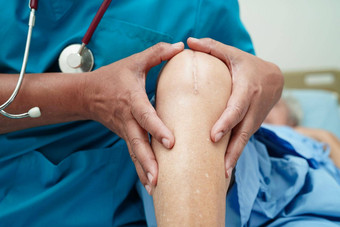 医生检查亚洲上了年纪的女人病人疤痕膝盖<strong>更换</strong>手术医院