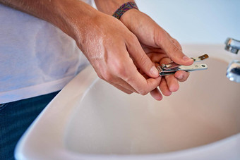 减少指甲定期污垢免费的男人。切割指甲浴室