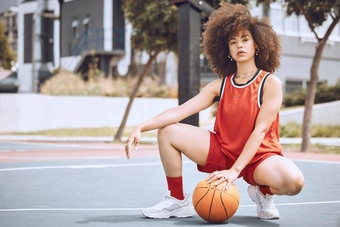 篮球法院体育黑色的女人时尚生活健康的健身锻炼文化生活方式肖像很酷的赃物非洲式发型女孩健康自然美赋权