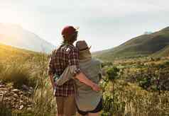 爬山好生活后视镜拍摄年轻的夫妇欣赏多山的视图自然