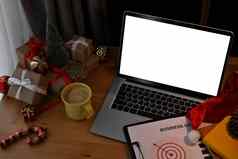 移动PC电脑白色空白屏幕快乐圣诞节礼物杯热巧克力木表格
