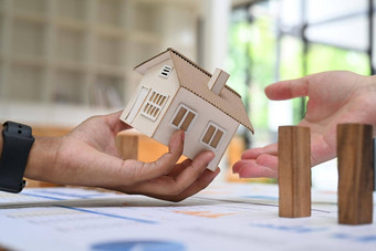 关闭视图投资者年轻的夫妇持有小房子模型真正的房地产抵押<strong>贷款贷款</strong>首页保险概念