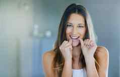 牙线一天肖像快乐年轻的女人牙科牙线清洁牙齿首页