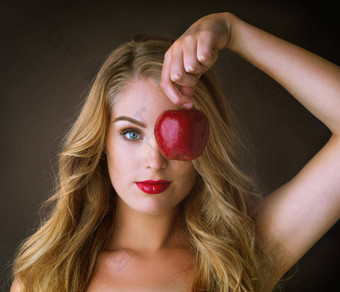硬<strong>清醒</strong>些魅力工作室拍摄华丽的年轻的女人持有红色的苹果眼睛黑暗背景