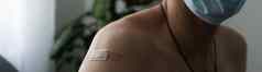 疫苗接种健康的年轻的高加索人男人。邦迪牌创可贴肩膀收到了疫苗科维德流感免疫力病毒感染需要护理健康