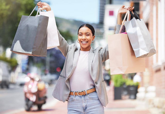 购物零售庆祝活动年轻的女人消费者城市支出钱商店商店购物中心快乐兴奋客户微笑袋城市背景