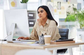 思考注意业务女人电脑工作桌子上<strong>设计公司</strong>办公室建筑的想法愿景创新员工阅读电子邮件工作在线