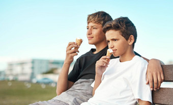 冰淇淋转皱眉上行快乐兄弟吃冰淇淋视锥细胞坐着板凳上海滩