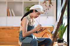 和平年轻的女艺术家绘画图片艺术工作室