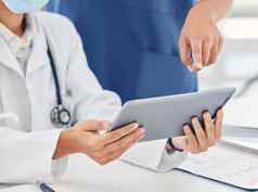 护士医生数字平板电脑报告实验室结果医疗保健医疗记录创新研究人手无线技术医院管理软件在线数据