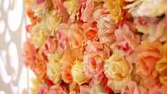 特写镜头婚礼装饰节日装饰味蕾玫瑰美丽的墙味蕾橙色桃子玫瑰