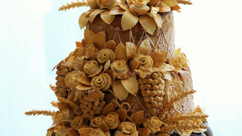 特写镜头婚礼面包蛋糕面包装饰颜色面团玫瑰面团叶子婚礼传统装饰
