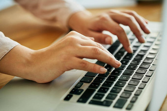 女人打字移动PC键盘工作报告电子邮件在线研究网站信息富有成效的女市场营销分析师手seo数据工作现代软件