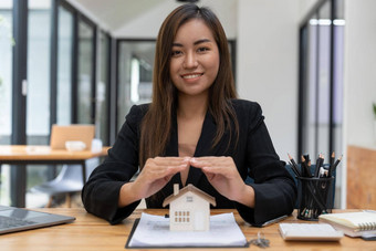 真正的房地产概念业务女人持有房子图标房子手财产保险安全概念保护手势女象征房子