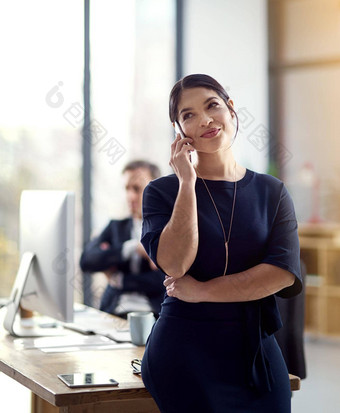 生病了业务建议年轻的女商人会说话的手机现代办公室