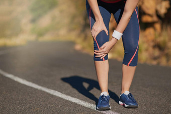膝盖受伤部分风险认不出来年轻的女人持有膝盖疼痛