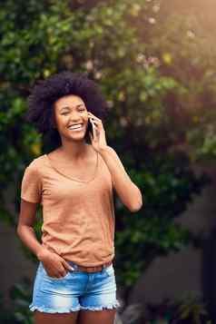 满足快乐的地方年轻的女人会说话的手机支出一天在户外