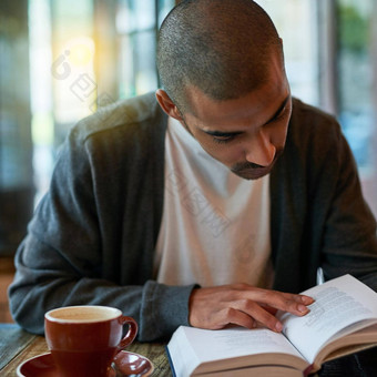 放松<strong>好书</strong>伟大的酿造年轻的男人。阅读书咖啡馆