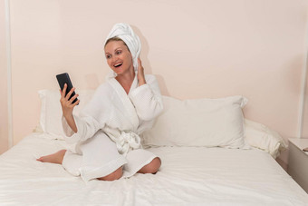 细胞Copyspace美水疗中心床上女浴袍护理身体夫人白色年轻的清洁毛巾幸福健康的概念室内非洲式发型积极的