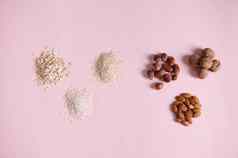 平躺生活分类有益健康的健康的有机生种子坚果豆子孤立的粉红色的背景