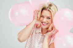 爱气球美丽的年轻的女人摆姿势粉红色的气球
