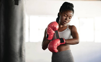 健康的健身有氧<strong>运动</strong>女人拳击手思考战斗竞争匹配<strong>健身房</strong>健康俱乐部年轻的<strong>运动</strong>员培训锻炼锻炼健身工作室体育<strong>运动</strong>动机