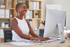 数字市场营销有创意的女人办公室电脑快乐社会媒体员工工人品牌领袖微笑成功动机设计师规划广告策略愿景的想法