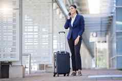 旅行业务女人电话调用沟通工作工作行李机场思考企业员工工人说话会说话的移动智能手机手微笑