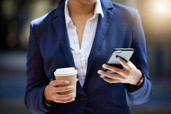 咖啡打破电话手业务女人阅读电子邮件在线互联网通知沟通联系背景企业市场营销专业工人手机