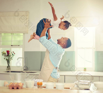 快乐黑色的父亲女儿玩厨房烹饪成键笑非洲美<strong>国父</strong>享受家庭时间孩子好玩的有趣的烘焙