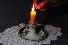 手灯黄色的蜡烛陶瓷烛台黑暗
