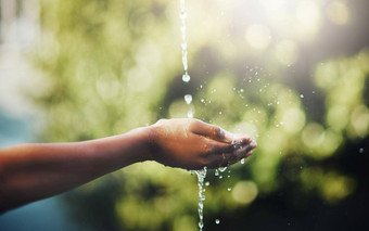 水关键生活手举行抓流水