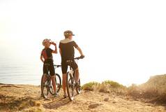 骑艰难的视图伟大的年轻的夫妇欣赏视图山顶自行车骑