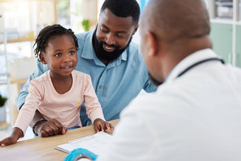 医生咨询黑色的家庭婴儿父亲医生办公室医院医学健康健康的孩子发展咨询护士医疗保健医疗诊所微笑