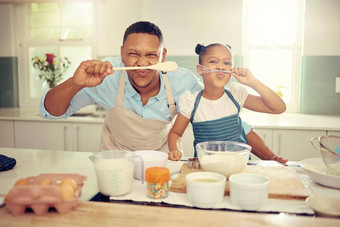 食物烹饪家庭快乐黑色的父亲女儿成键愚蠢的厨房单父教学孩子准备健康的<strong>营养餐</strong>有趣的首页
