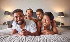 肖像快乐黑色的家庭床上孩子们无忧无虑的放松玩卧室年轻的父母享受早....成键好玩的显示感情