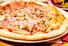 传统的意大利披萨比萨 店意大利美食旅行经验